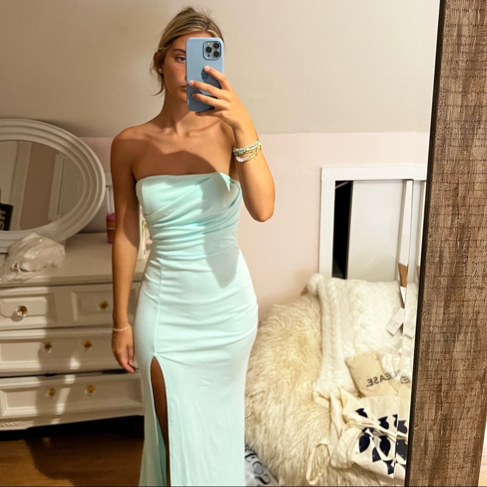 maxi length with ruching top. never worn and super cute strapless design!